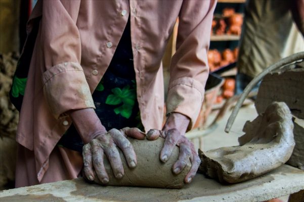 Nhào đất - Quy trình làm đồ gốm