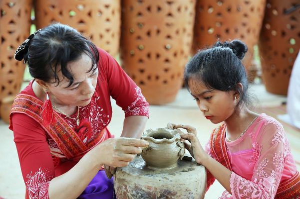 Tạo hình gốm bằng tay - quy trình làm đồ gốm